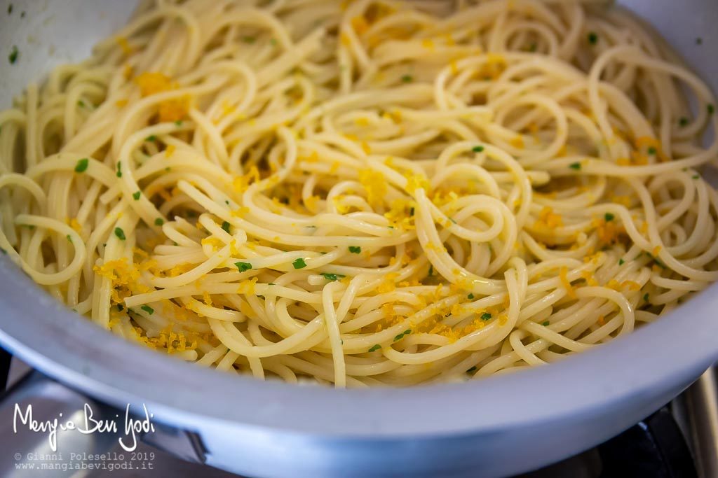 Preparazione spaghetti con la bottarga
