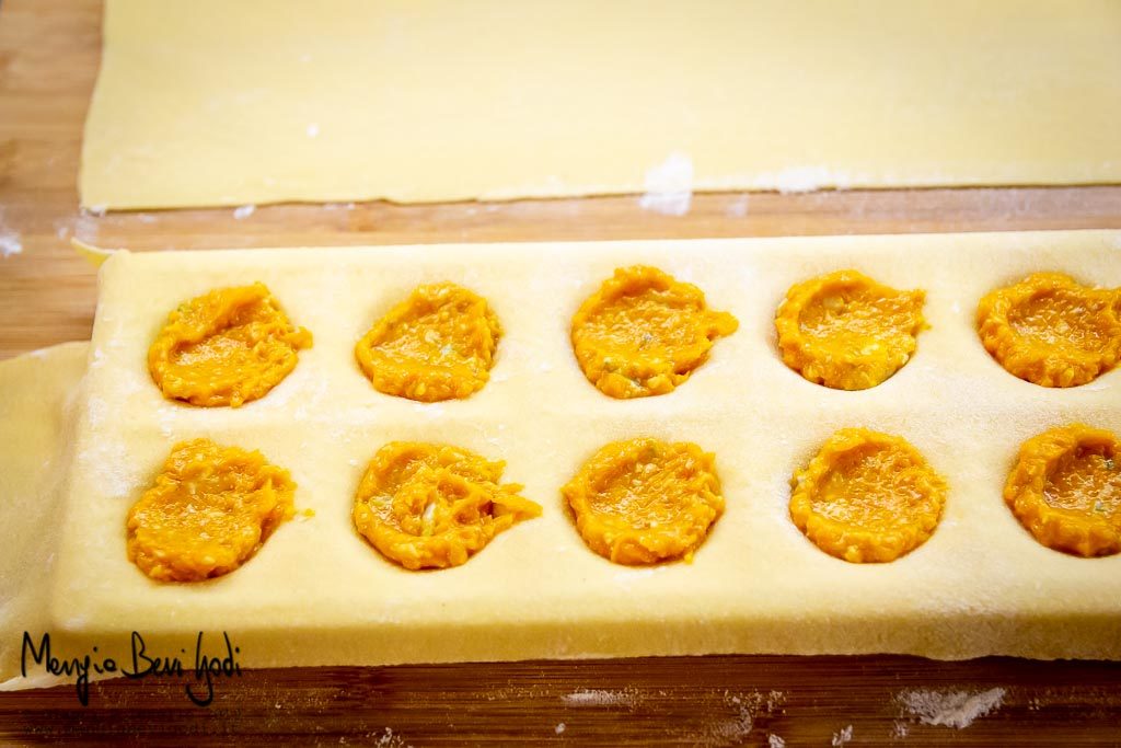 Preparazione tortelli di zucca