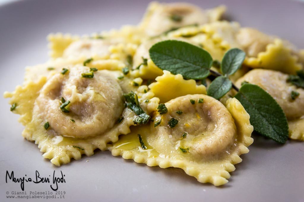 Ravioli con zucca, gorgonzola e noci