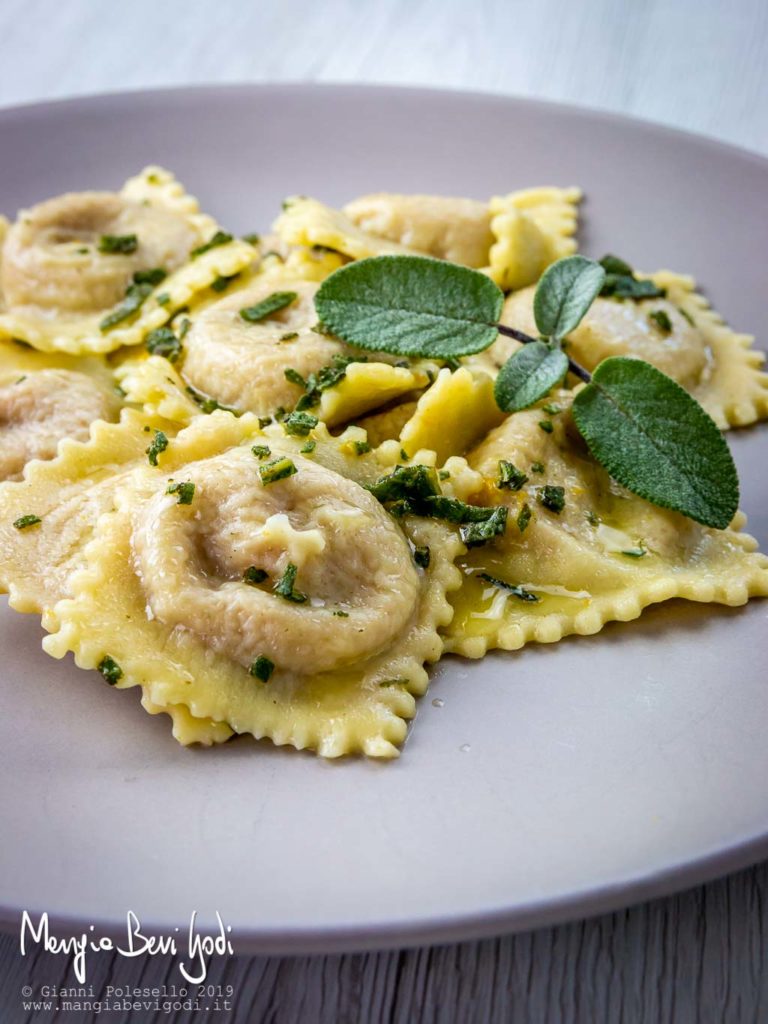 Ravioli con zucca, gorgonzola e noci