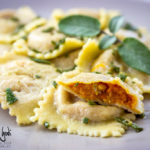 Ravioli con zucca, gorgonzola e noci