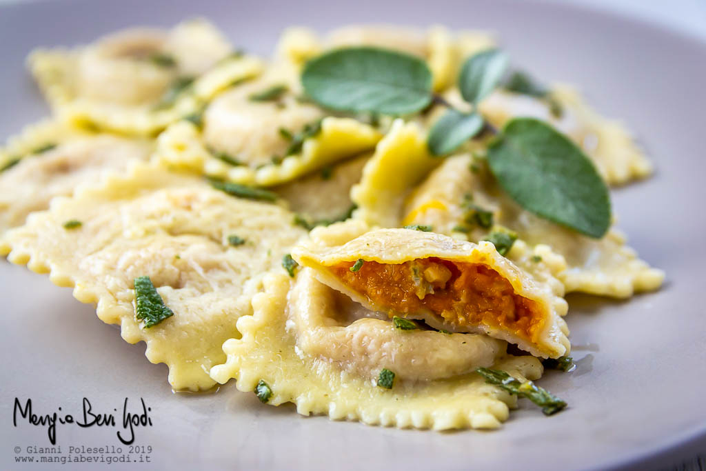 Ravioli con zucca, gorgonzola e noci