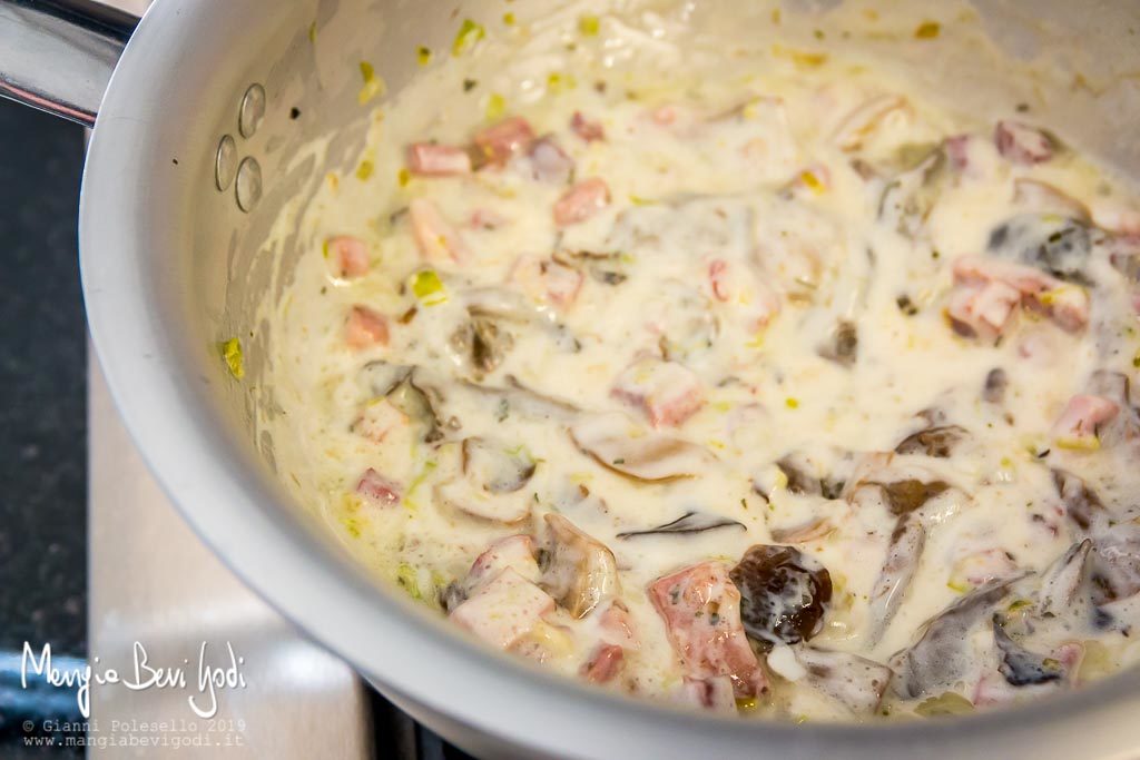 Preparazione sugo con funghi, panna e speck