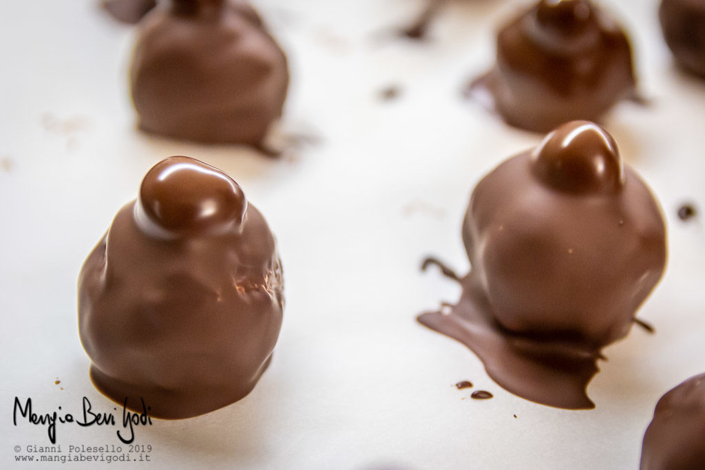 Cioccolatini Baci fatti in casa ricoperti di cioccolato