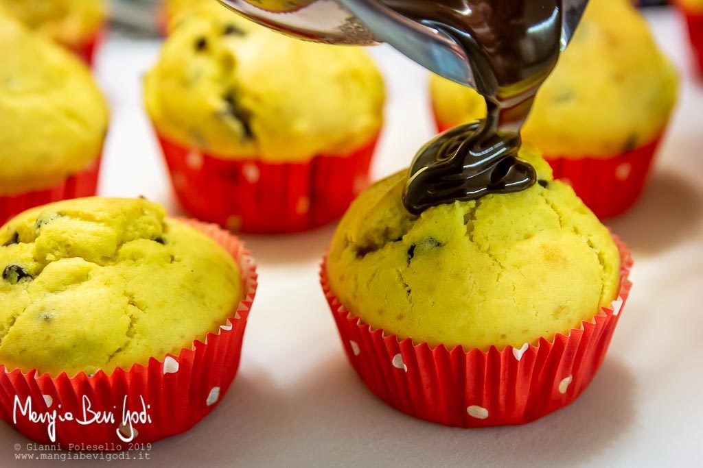 Versare cioccolato fuso sui muffin