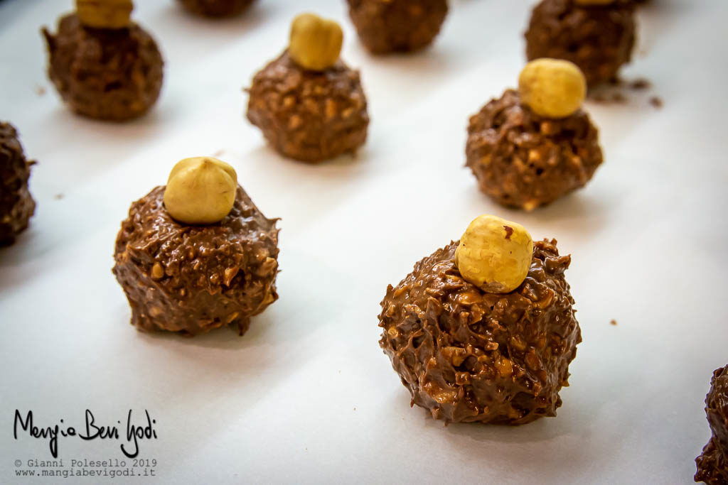 Preparazione cioccolatini baci