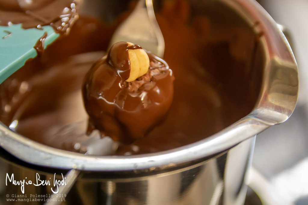 Ricoprire i baci con il cioccolato fuso