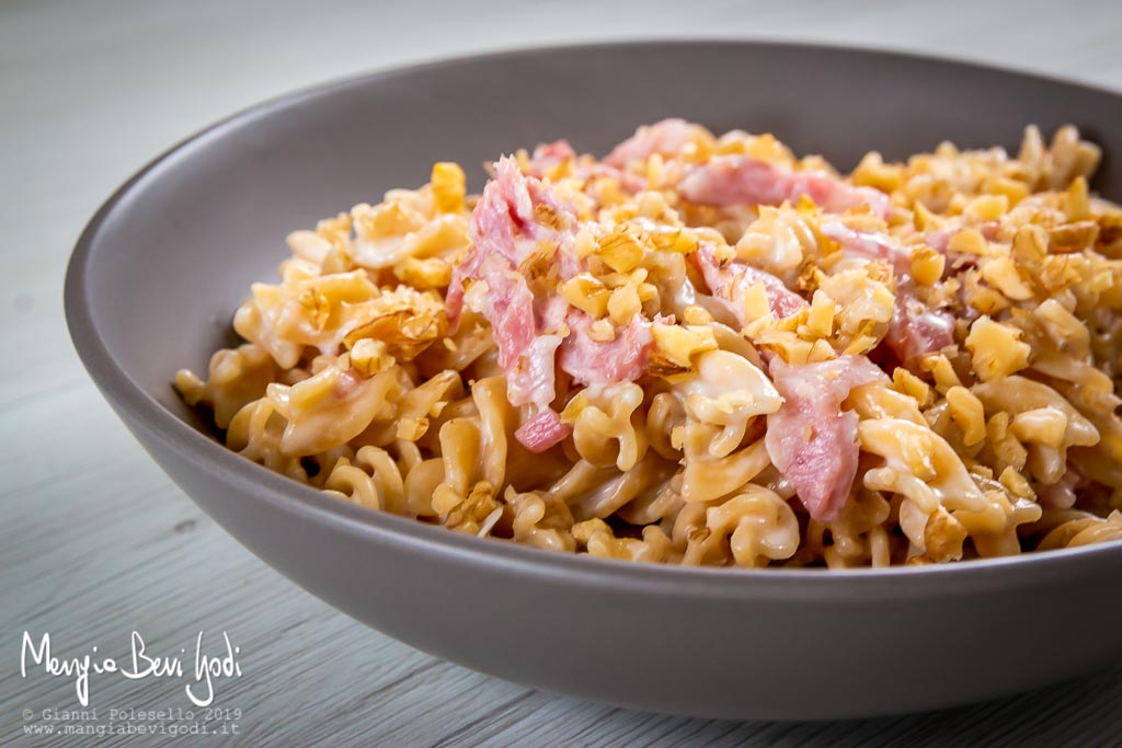 Pasta con noci e pancetta affumicata