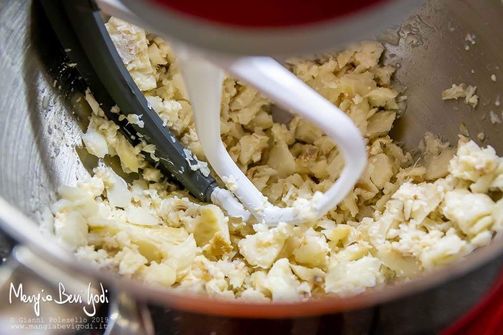 Preparazione baccalà mantecato