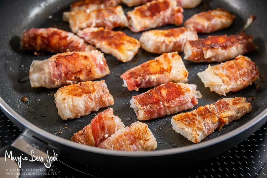 Ricetta involtini di merluzzo in padella con pancetta