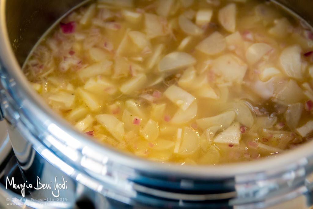 Preparazione risotto asparagi e sgombro nella pentola a pressione