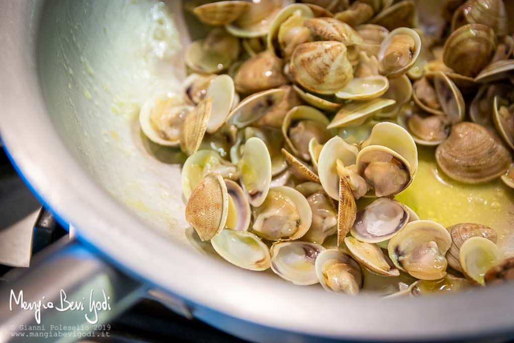 Cottura vongole in padella di alluminio