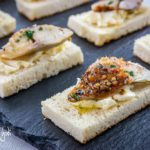 Crostini con sgombro affumicato e burro montato aromatizzato al limone