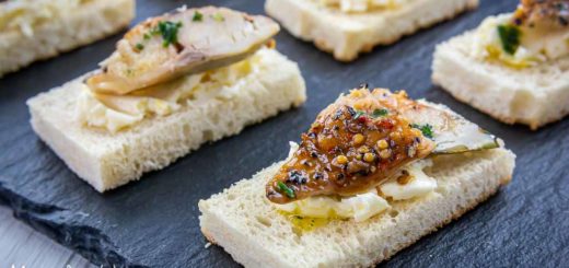 Crostini con sgombro affumicato e burro montato aromatizzato al limone