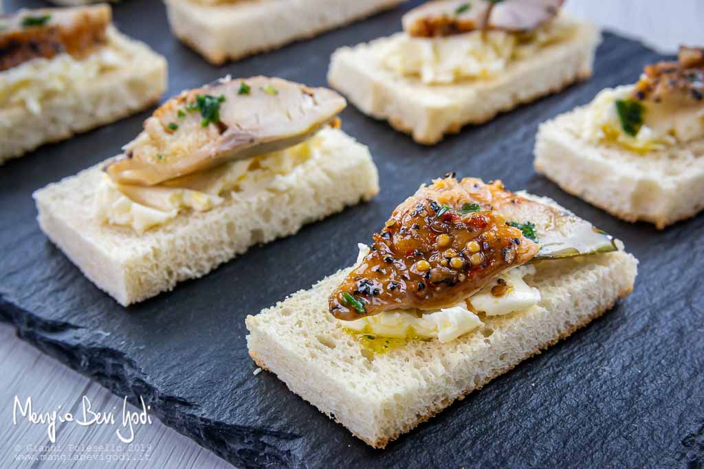 Crostini con sgombro affumicato e burro montato aromatizzato al limone