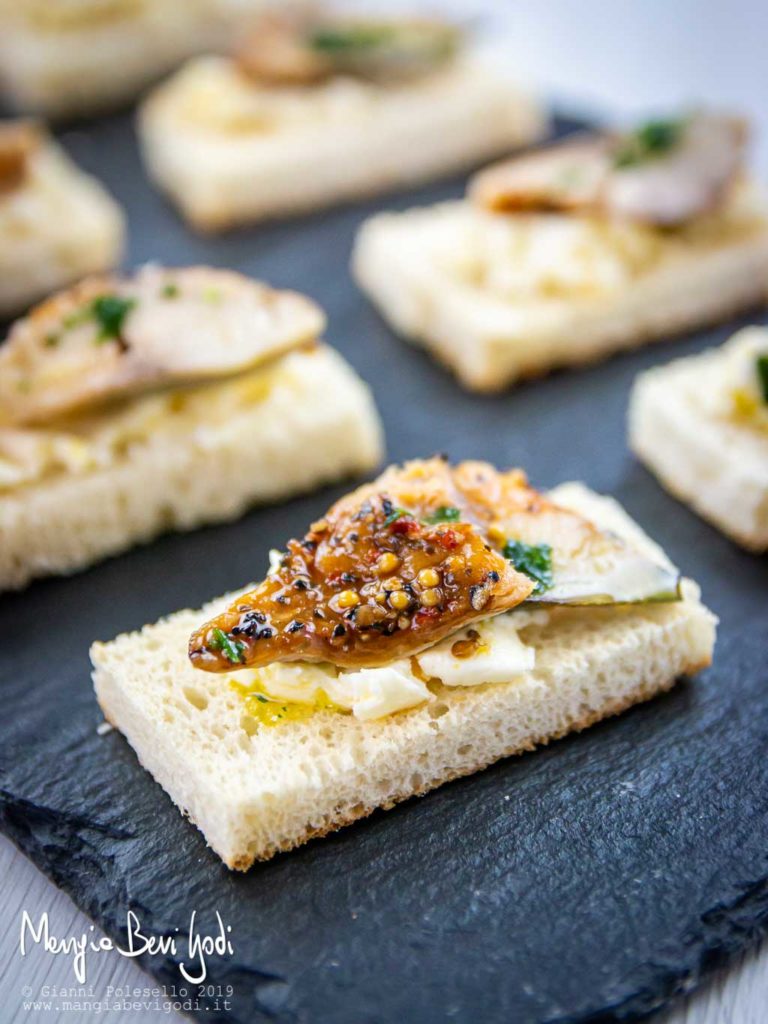 Crostini con sgombro affumicato e burro montato aromatizzato al limone