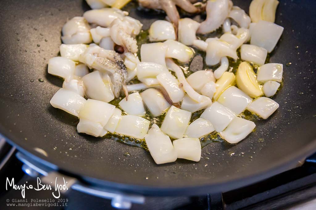 Cottura seppie tagliate a pezzetti in un wok antiaderente