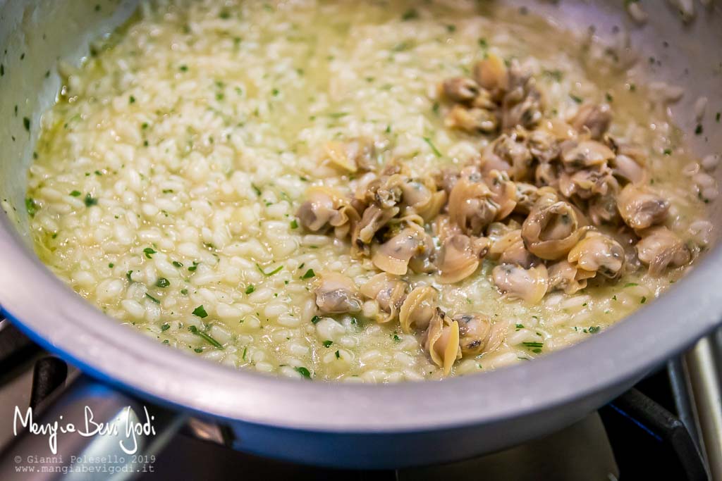 Mantecatura del risotto alle vongole