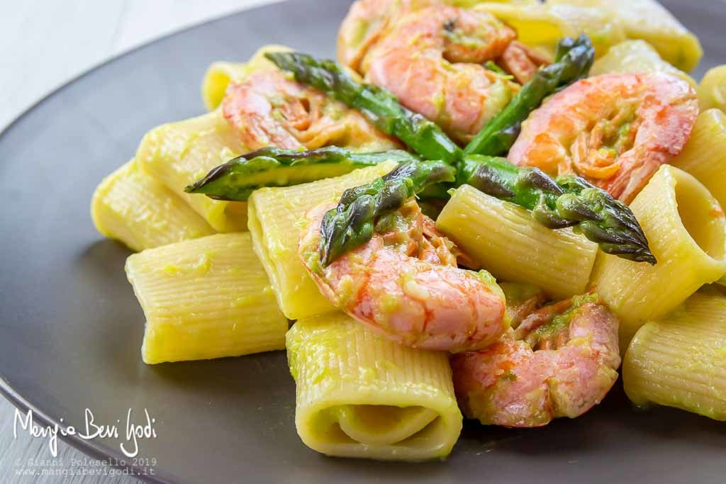 Pasta con asparagi e gamberoni