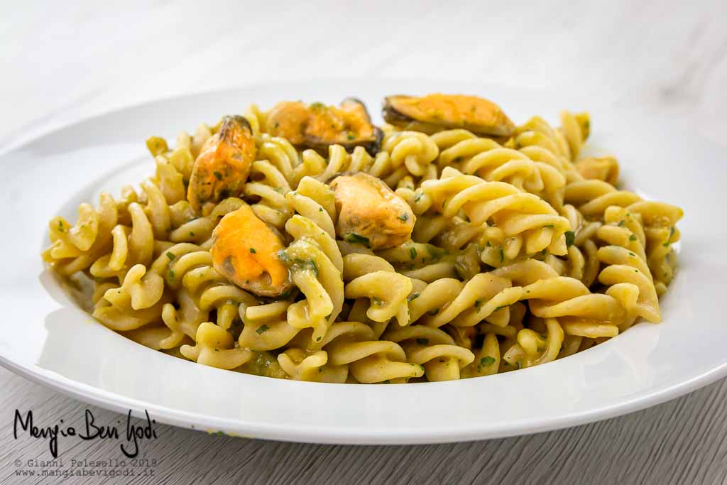 Pasta con cozze e piselli