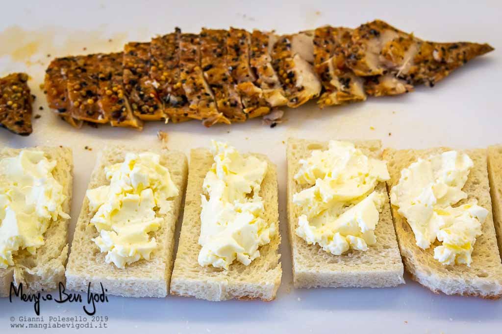 Crostini spalmati con burro montato e filetto di sgombro affumicato tagliato a fettine