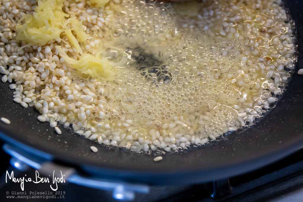 Preparazione risotto al nero di seppia