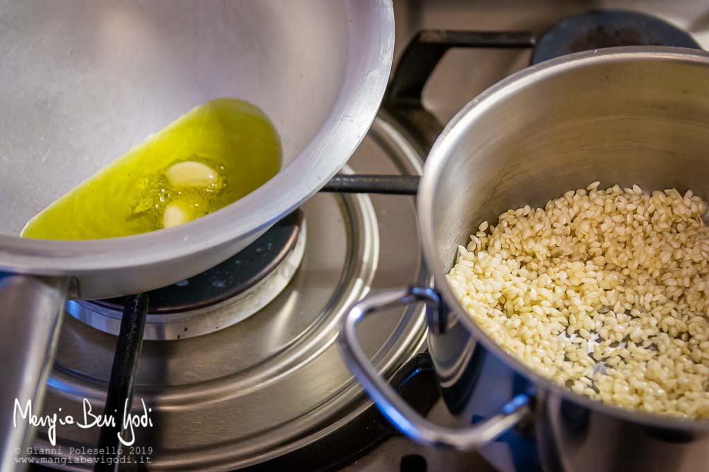 Soffriggere l'aglio in una pentola e tostare il riso in un'altra pentola