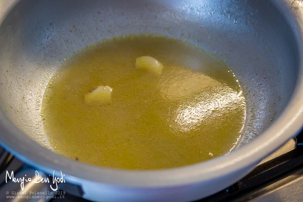 "Brodo" rilasciato nella cottura delle cappe tonde in padella di alluminio