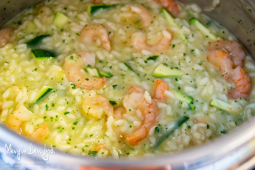 Mantecatura risotto zucchine e gamberetti in pentola a pressione