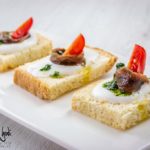 Crostini con burrata e alici