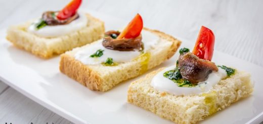 Crostini con burrata e alici