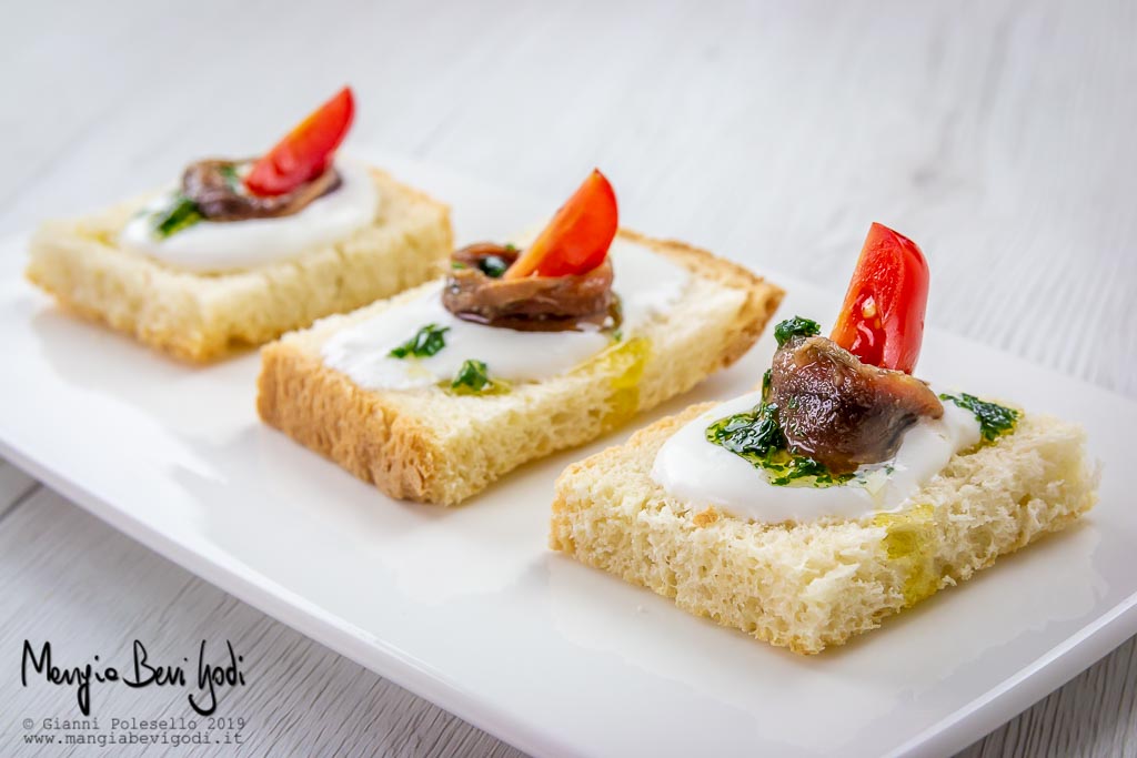 Crostini con burrata e alici