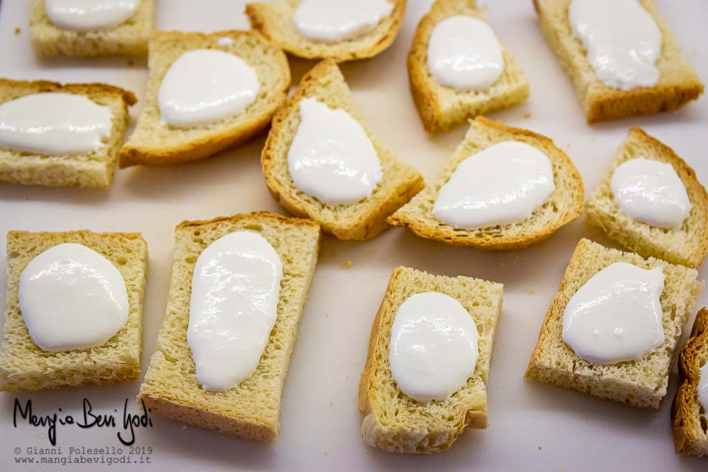 Preparazione crostini con burrata