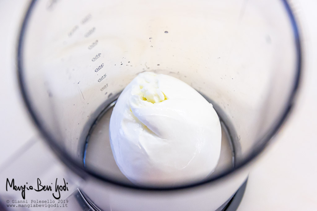 Burrata da frullare con il frullatore a immersione