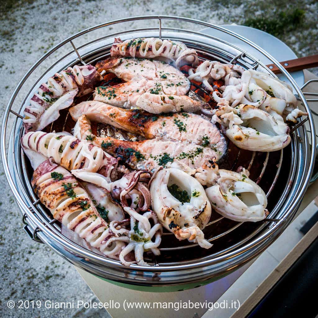 Cottura seppie, calamari e salmone alla griglia su grill ventilato da balcone Florabest