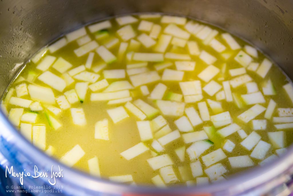Preparazione risotto zucchine e gamberetti in pentola a pressione