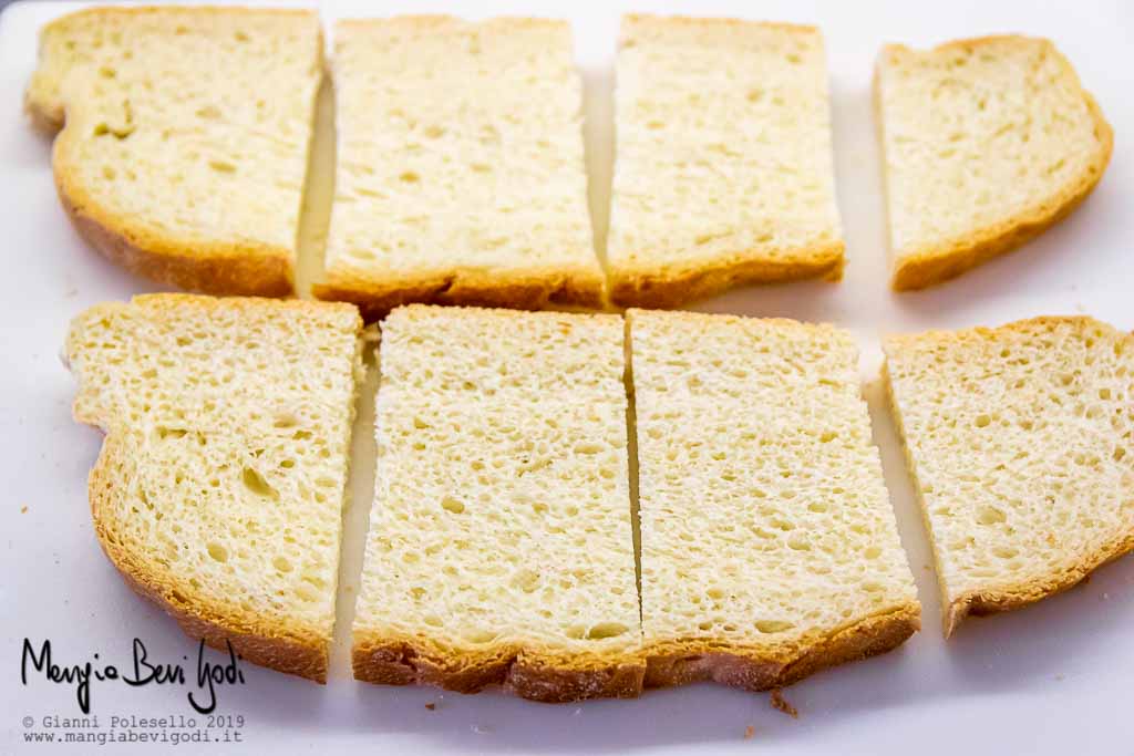 Tagliare e tostare il pane casereccio
