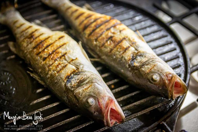 Branzino alla griglia (o piastra) Tempo di cottura e strumenti per un