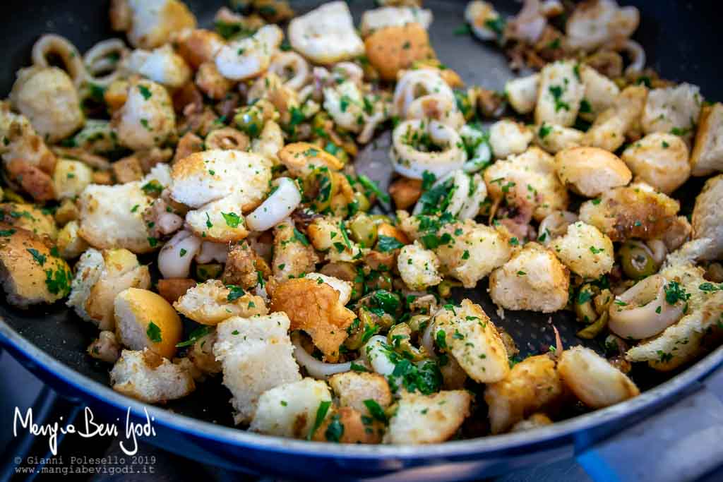 Cottura ripieno dei calamari in padella