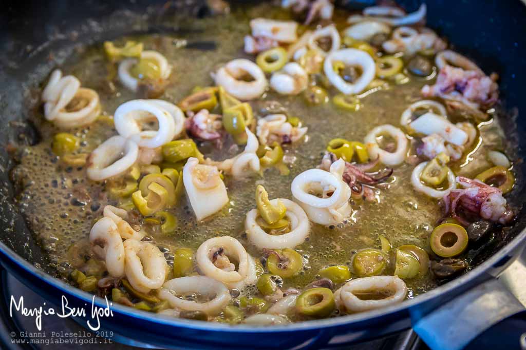 Cottura ripieno dei calamari in padella