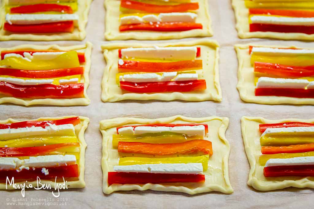 Preparazione sfogliatine salate con feta e peperoni