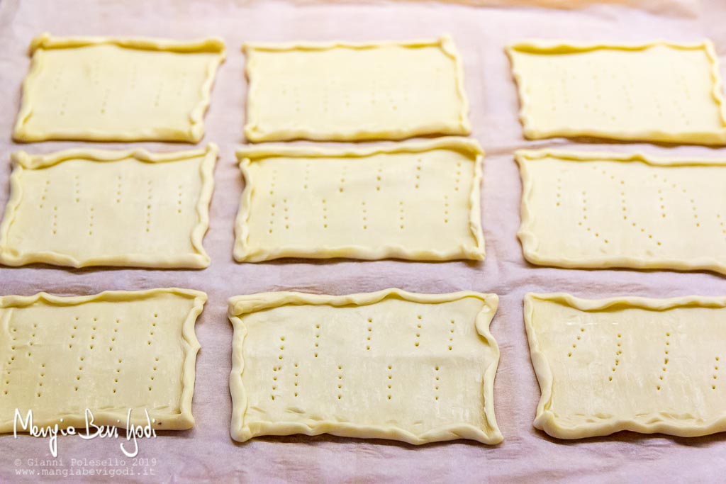 Preparazione sfogliatine salate