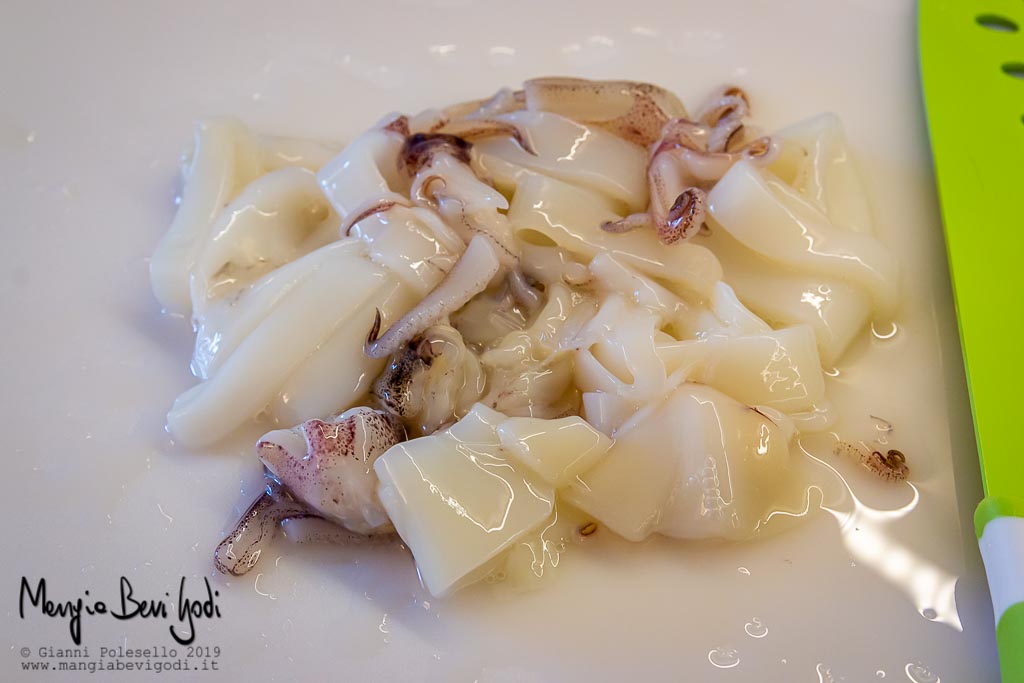 Pulire e tagliare i calamari