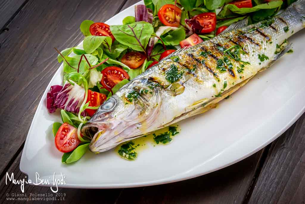 Branzino alla griglia (o piastra) Tempo di cottura e strumenti per un