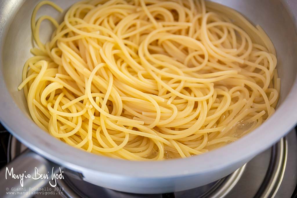 Cottura spaghetti alla colatura di alici in padella