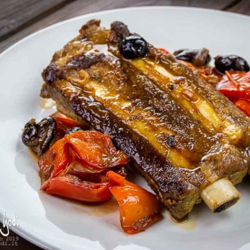 Costine Di Maiale In Casseruola Con Peperoni E Olive Nere Mangia Bevi Godi Blog Di Cucina E Ricette