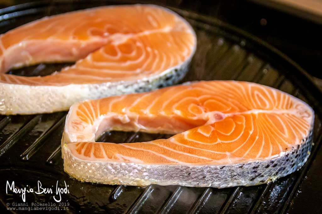 Cottura salmone su griglia di ghisa