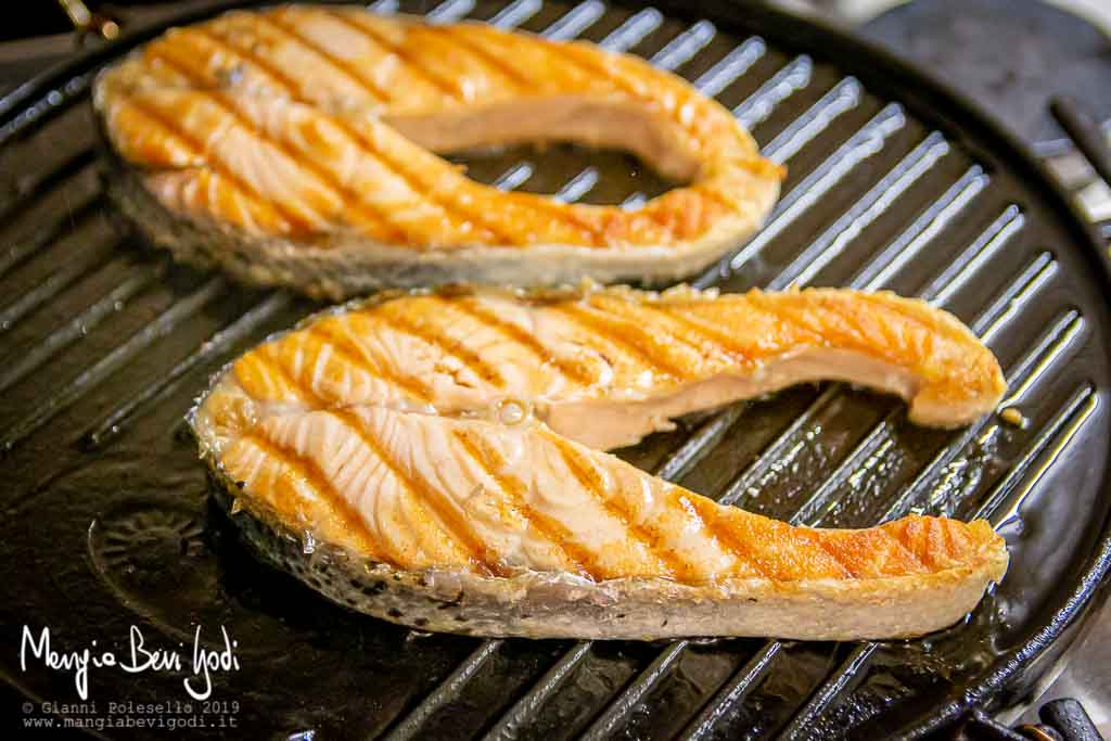 Cottura salmone su piastra di ghisa