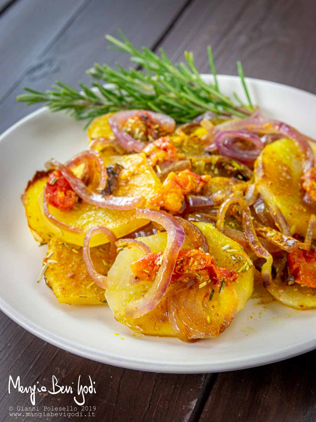 Patate e cipolle alla curcuma al forno