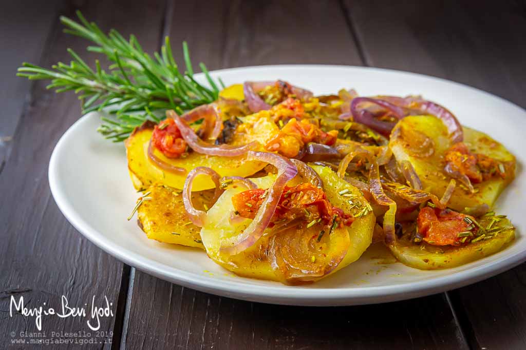 Patate e cipolle alla curcuma al forno